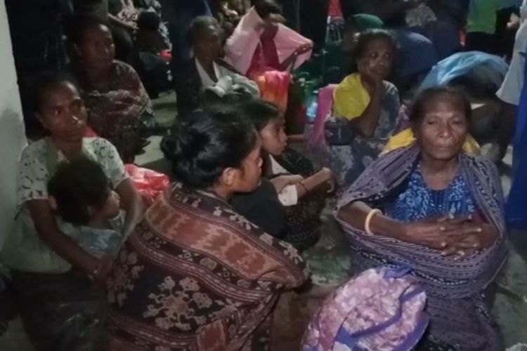 Foto: Ratusan warga Desa Mahekelen, Kecamatan Waigete, Kabupaten Sikka, Nusa Tenggara Timur (NTT) mengungsi ke kantor camat setempat akibat banjir yang meluap dari kali Waigete, Rabu (12/4/2023) dini hari .