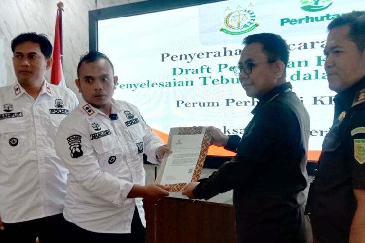 Administrator Perhutani KPH Blitar Muklisin dan Kepala Kejari Blitar Agus Kurniawan menunjukkan nota kerjasama antara kedua pihak dalam penertiban tanaman tebu liar di kawasan hutan, Kamis (4/8/2023)