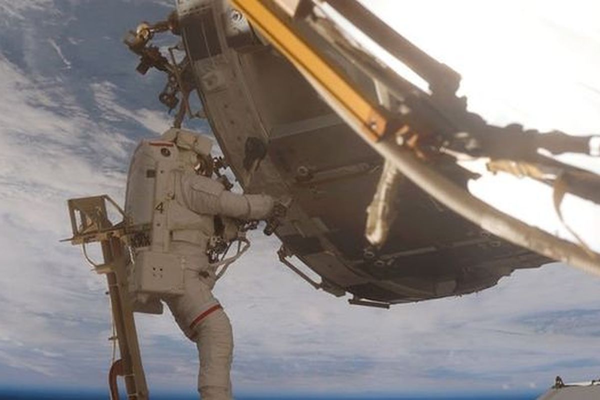 Salah satu astronot sedang space walk dalam misi mengganti baterai solar di ISS