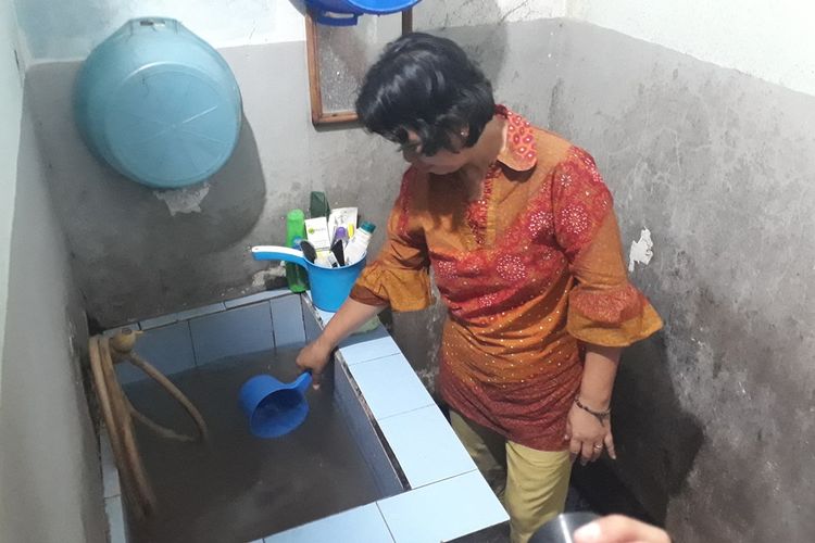 Kesulitan air bersih dialami warga RT 02, RW 03, Kelurahan Bambu Apus, Kecamatan Cipayung, Jakarta Timur, Kamis (24/10/2019).