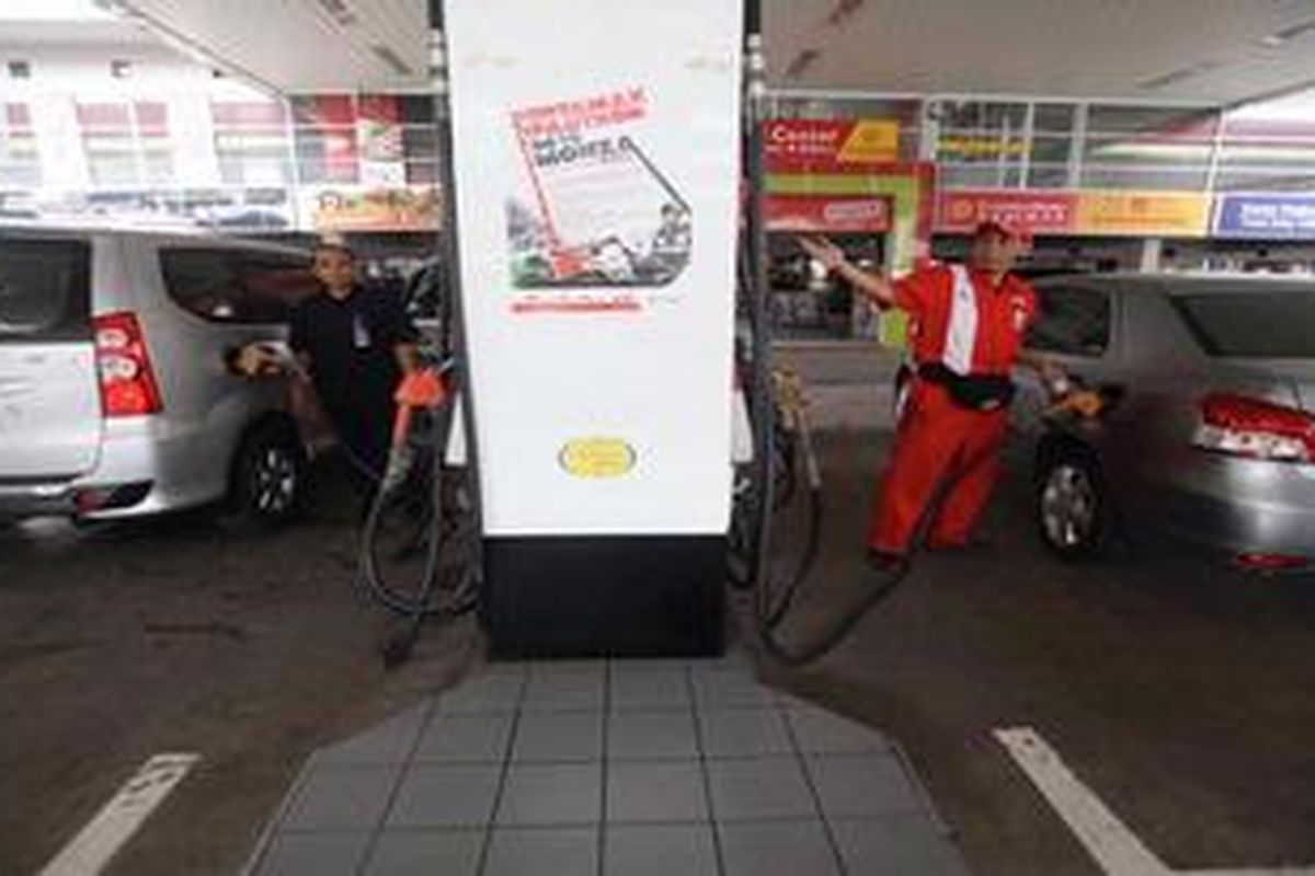 Pengguna mobil mengisi bahan bakar minyak (BBM) bersubsidi jenis premium di SPBU 31.12902, Jakarta Selatan, Jumat (27/5/2011). Tingginya harga BBM non subsidi jenis Pertamax memicu meningkatnya konsumsi premium yang pada triwulan pertama sebesar 5,88 juta kiloliter atau melebihi 1,6 persen dari kuota APBN 2011.