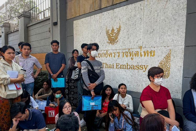 Orang-orang berkumpul di luar kedutaan besar Thailand untuk mendapatkan visa di Yangon pada tanggal 16 Februari 2024, setelah pemerintah militer Myanmar mengatakan akan memberlakukan wajib militer. Lebih dari 1.000 orang mengantre di kedutaan Thailand di Yangon pada 16 Februari ketika kaum muda berusaha meninggalkan Myanmar setelah militer mengatakan akan memberlakukan undang-undang yang memungkinkan mereka untuk memanggil semua pria berusia 18-35 tahun dan wanita berusia 18-27 tahun untuk menjalani wajib militer setidaknya selama dua tahun, seiring dengan perjuangan mereka untuk memadamkan oposisi terhadap kudeta tahun 2021. 