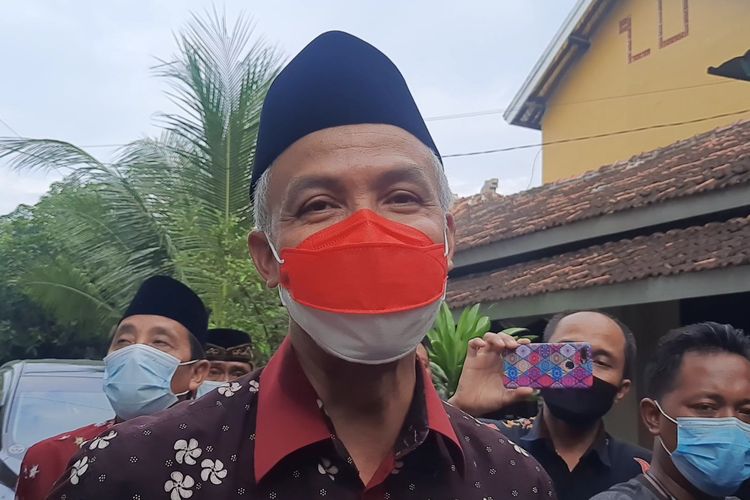 Gubernur Jawa Tengah, Ganjar Pranowo saat berada di Pondok Pesantren Raudlatul Thalibin, Leteh, Rembang, Rabu (2/2/2022)