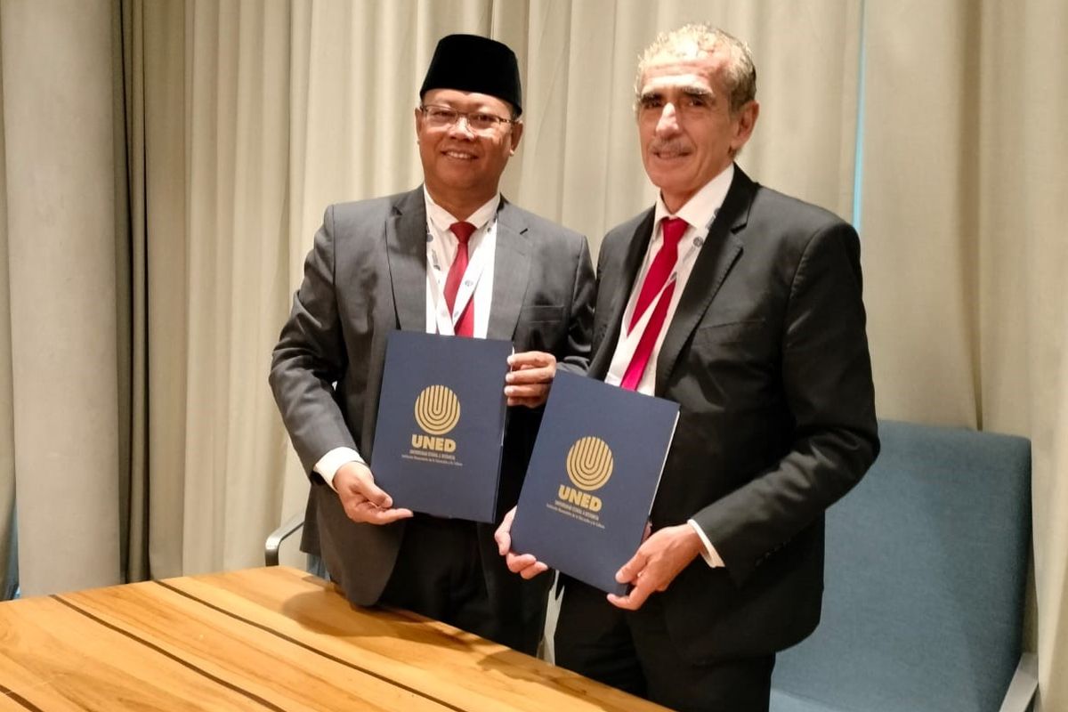 UT dan UNED resmi jalin kerja sama pendidikan melalui penandatanganan MoU pada acara International Council for Open and Distance Education (ICDE) World Conference 2023 di San Jose, Kosta Rika,  Kamis (9/11/2023).  
