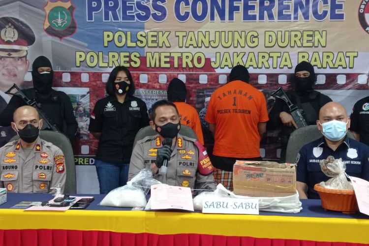 Kapolres Jakarta Barat Kombes Pol Ady Wibowo dalam konferensi pers pengungkapan penangkapan dua orang pengedar sabu-sabu di Mapolsek Tanjung Duren, pada Selasa (16/2/2021).