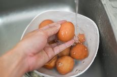 2 Cara Masak Pakai Telur yang Benar, Jangan Dicuci