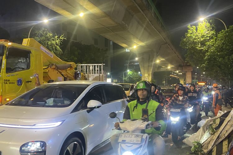 JPO Tendean Rampung Dibongkar, Jalan Kembali Bisa Dilalui Pagi Ini