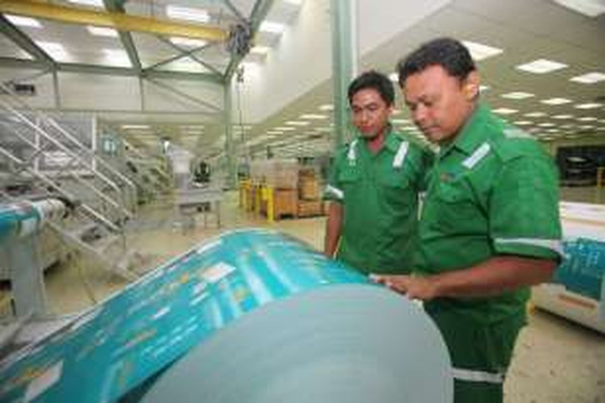 Aktivitas Produksi Kertas di Pabrik Asia Pacific Resources Internasional Limited (APRIL)  Riau.