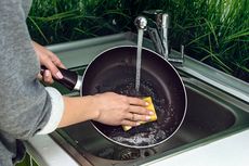 5 Cara Mencuci Peralatan Masak Berminyak, Pakai Garam hingga Air Beras