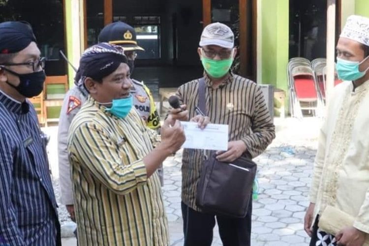 Romli (kanan) saat acara pelepasan kepulangannya oleh sejumlah pejabat di Gedung Islamic Center Brebes, Jawa Tengah, Kamis (25/6/2020) (Foto: Dok. Dinkominfotik Brebes) 