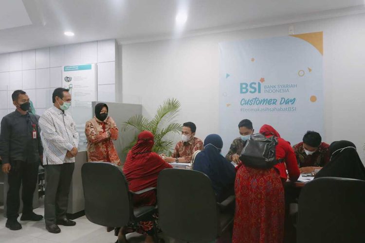 Menteri Sosial RI, Tri Rismaharini akrab disapa Risma melihat langsung pencarian bantuan sosial di Bank Syariah Indonesia (BSI) Lhoksukon 3 di Kecamatan Lhoksukon, Kabupaten Aceh Utara.