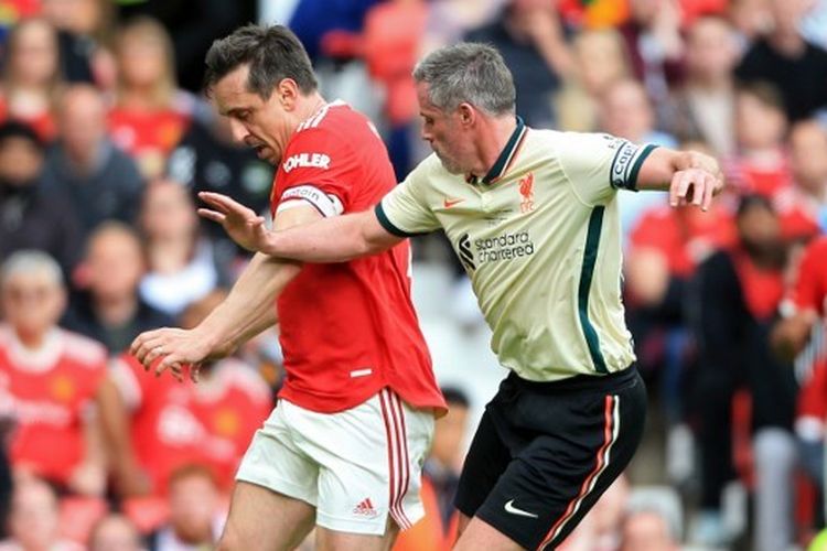 Mantan pemain Man United Gary Neville (kiri) berduel dengan eks Liverpool Jamie Carragher (kanan) dalam leg pertama laga bertajuk Legends of the North, Man United Legends vs Liverpool Legends, di Stadion Old Trafford, 21 Mei 2022.