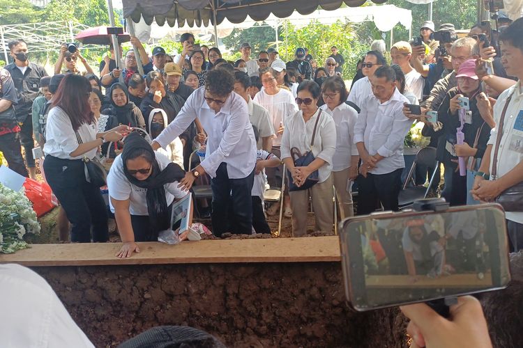 Tangis Keluarga Iringi Pemakaman Temon di TPU Tanah Kusir, Istri: Sampai Bertemu Lagi