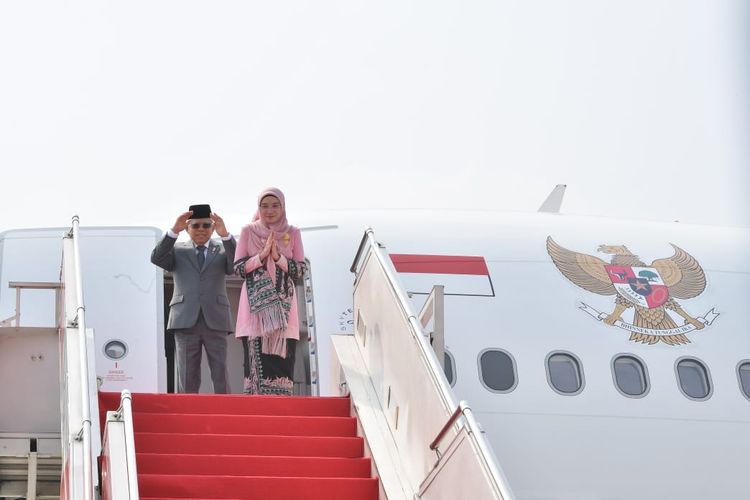 Wakil Presiden Ma'ruf Amin didampingi Ibu Wury Ma'ruf Amin melambaikan tangan di Bandara Soekarno-Hatta, Tangerang, Senin (12/6/2023), sebelum berangkat menjalankan kunjungan kerja ke Uzbekistan.