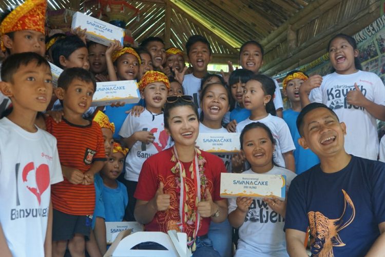 Fitri Carlina dan suami saat berbagi Savana Cake dengan anak anak Kampung Baca Taman Rimba di Papring Banyuwangi Minggu (4/2/2018)