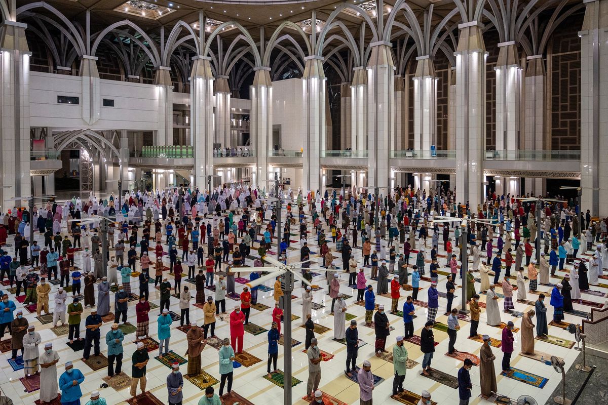 Muslim ketika melaksanakan Shalat Tarawih pertama, sembari memperhatikan jarak, di Masjid Tuanku Mirzan Zainal Abidin, Malaysia, pada 12 April 2021 untuk menyambut Ramadhan.