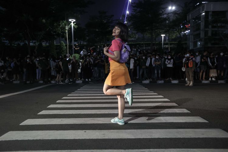 Tami asal Bojong Gede berpose di kawasan Dukuh Atas, Jakarta, Selasa (19/7/2022).  Fenomena Citayam Fashion Week di kawasan Dukuh Atas mendadak viral karena gaya busana nyentik yang didominasi anak muda dari Depok, Citayam, dan Bojong Gede.