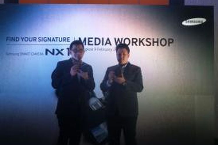 Gregory Augusta, Product Marketing Samsung Indonesia (kanan) bersama Dani Setiawanto (kiri), Head of Department Digital Imaging Business Asia, Oceania and Taiwan Samsung saat meluncurkan kamera mirrorless terbaru, NX1 di Bangkok, Thailand, Kamis (9/2/2015).