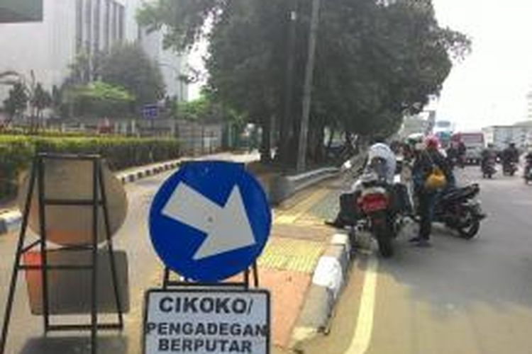 Lokasi uji coba penerapan sistem satu arah (SSA) di jalan Terowongan Cikoko, dekat Stasiun Cawang, Tebet, Jakarta Selatan, diperluas. Bila pada Senin (10/8/2015) kemarin hanya jalan di terowongan saja yang dibuat satu arah, pagi ini jalan menuju Stasiun Cawang dari MT Haryono sudah ditutup.
