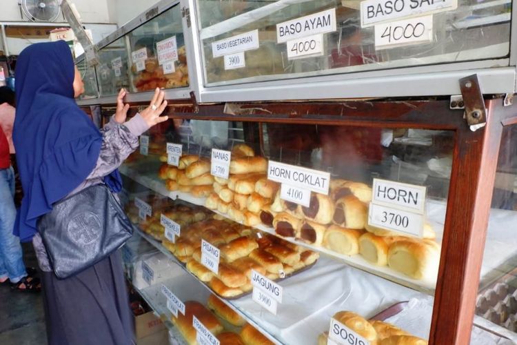 Berbagai roti yang ditawarkan Toko Roti dan Kueh Sidodadi, Bandung.