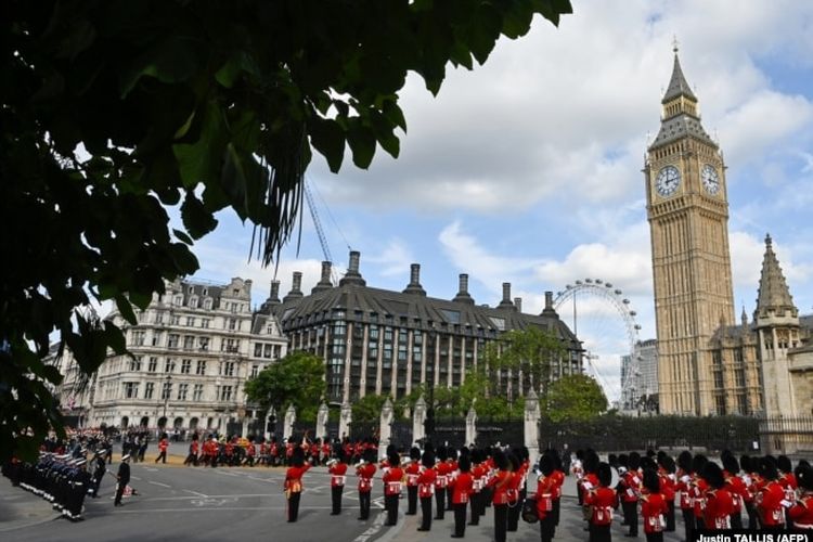 Peti mati Ratu Elizabeth II, dihiasi dengan mahkota kerajaan tiba di Istana Westminster dari Istana Buckingham, di London pada 14 September 2022.