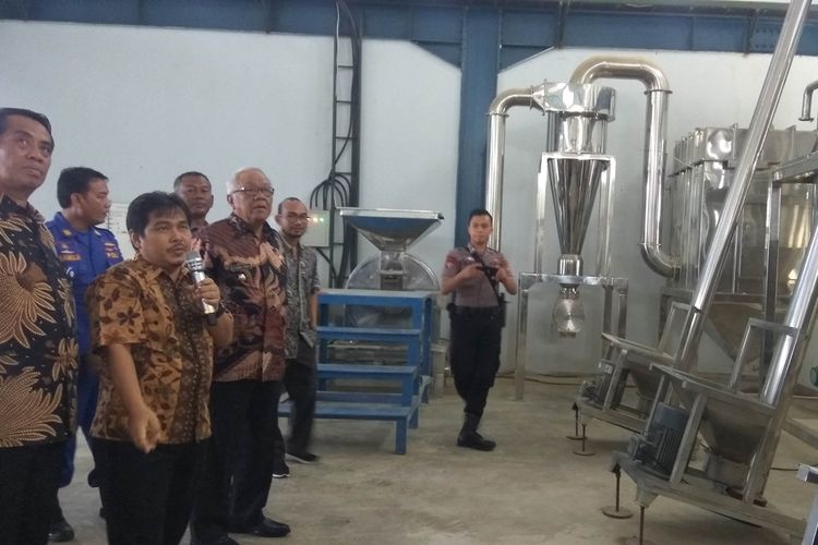 Wakil Bupati Pangandaran, Adang Hadari (kanan) mendapat penjelasan kerja mesin pembuat pakan yang disampaikan Direktur Pakan dan Obat, Dirjen Perikanan Budidaya, Kementerian Kelautan dan Perikanan, Mimid Abdul Hamid di Unit Produksi Pakan Pangandaran, Kamis (10/10/2019).