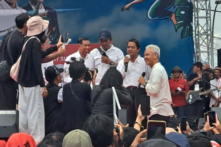Calon presiden nomor urut 3 Ganjar Pranowo sempat dicium dan dielus oleh seorang penyandang disabilitas tunanetra bernama Salman saat berkampanye di Balikpapan, Selasa (6/2/2024).