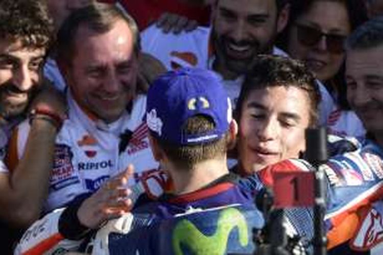 Pebalap Repsol Honda Team asal Spanyol, Marc Marquez (kanan), memeluk pebalap Movistar Yamaha asal Spanyol, Jorge Lorenzo, setelah menyelesaikan balapan GP Valencia di Sirkuit Ricardo Tormo, Minggu (13/11/2016).