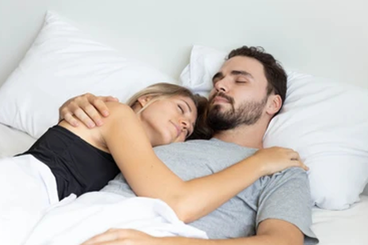 Tidur bersama pasangan dinilai bisa memberikan manfaat pada kesehatan. 