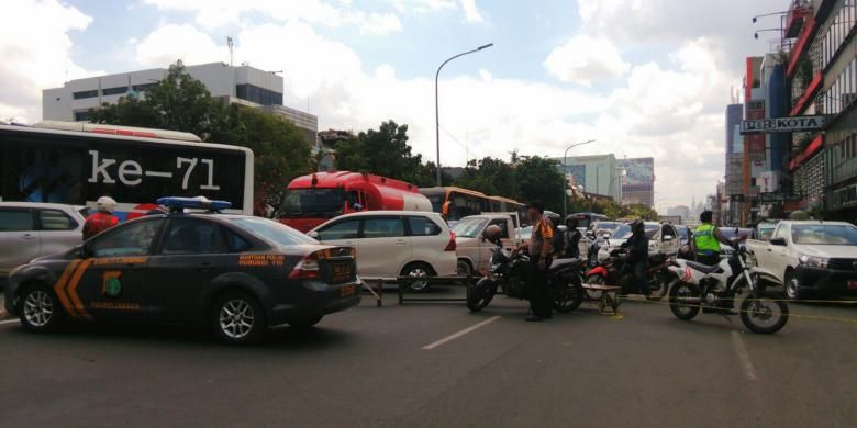 Lalu lintas di Jalan Gajah Mada dialihkan akibat kebakaran yang terjadi di tempat karaoke Hotel Grand Paragon, Taman Sari, Jakarta Barat. Kendaraan dari arah Harmoni menuju Kota dialihkan di jalur berlawanan di Jalan Hayam Wuruk. Senin (2/1/2017)