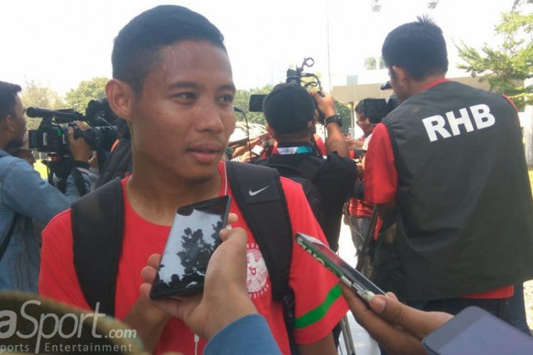 Gelandang timnas U-23 Indonesia, Evan Dimas menjawab pertanyaan wartawan setelah menjalani sesi latihan di Lapangan ABC, Senayan, Jakarta, Minggu (19/8/2018).
