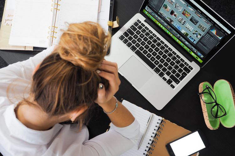 Burnout menjadi salah satu tanda bahwa seseorang bekerja terlalu berlebihan. Burnout dikategorikan WHO sebagai sindrom yang dihasilkan dari stres kronis di tempat kerja yang belum berhasil dikelola.