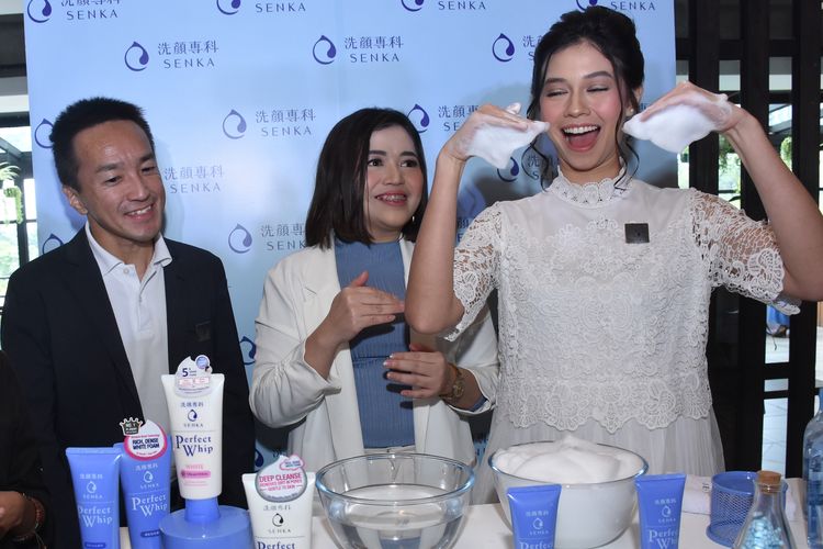 Brand Ambassador Senka Indonesia, Yuki Kato, mencoba produk sabun wajah Senka, dalam acara di Jakarta (19/2/2020).
