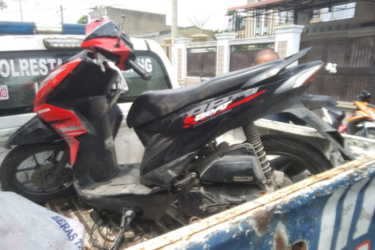  Penampakan sepeda motor  yang digunakan empat remaja  berboncengan saat mengalami kecelakaan tunggal di di Desa Sekip, Kecamatan Lubuk Pakam, Kabupaten Deli Serdang, Sumatera Utara, Selasa (20/5/2025).