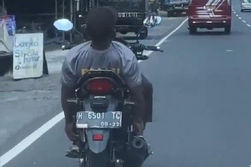 Viral Video Pria Berkaus Polisi 