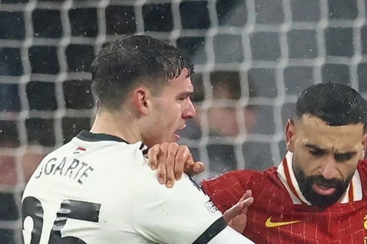 Penyerang Liverpool Mohamed Salah memisahkan gelandang Manchester United Manuel Ugarte dan penyerang Diogo Jota pada laga Liga Premier Inggris antara Liverpool dan Manchester United di Anfield, Liverpool, barat laut Inggris, 5 Januari 2025. 