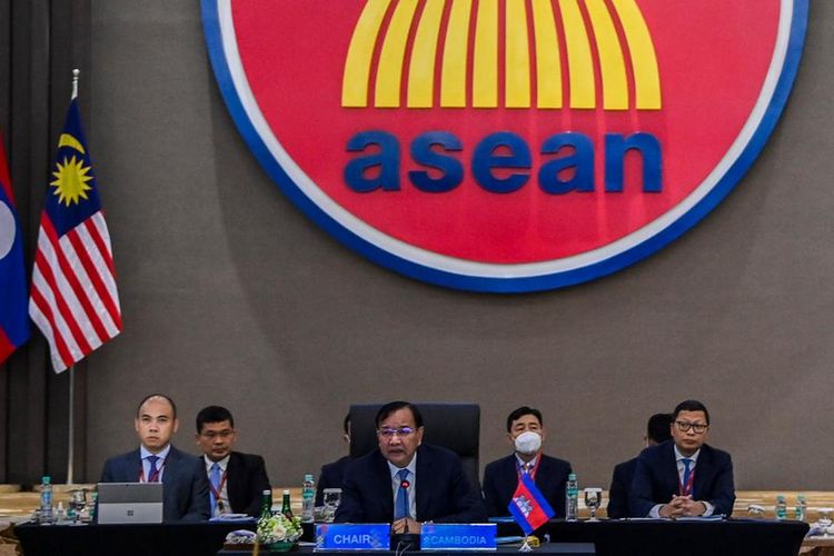 Menteri Luar Negeri Kamboja Prak Sokhonn saat berbicara pada pertemuan khusus menlu ASEAN, 27 Oktober 2022.