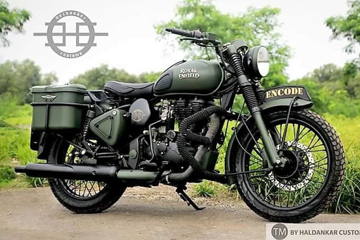 Royal Enfield Classic 350 dengan tampilan motor perang