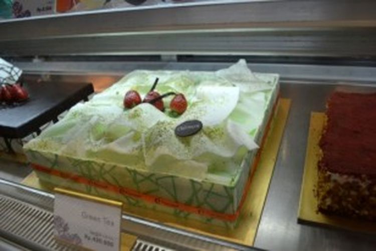 Salah satu kue rasa green tea dipajang di etalase Clairmont Pattiserie, Jakarta.
