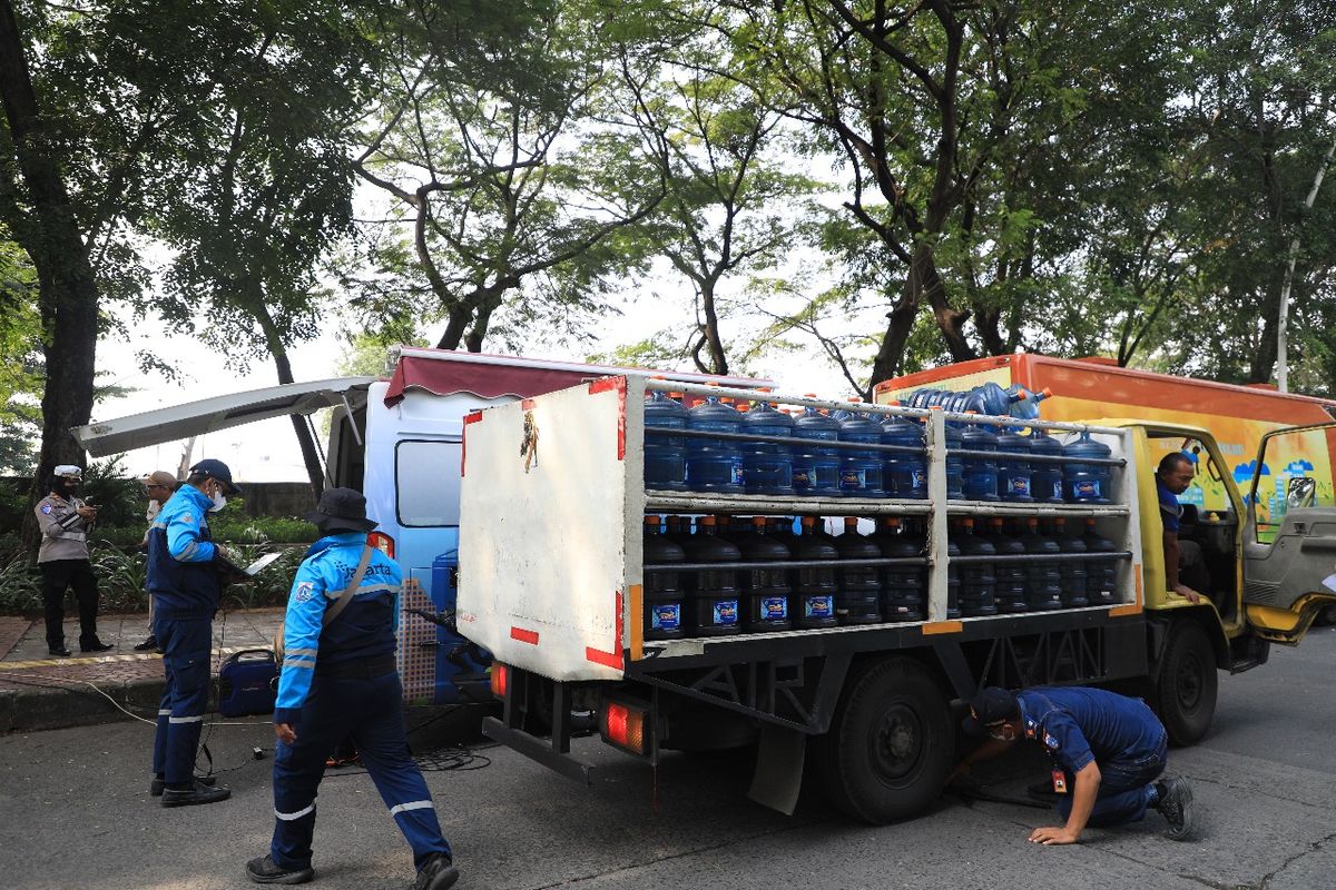 Operasi gabungan uji emisi di kawasan Plumpang, Jakarta Utara yang menjaring 9 kendaraan berat 