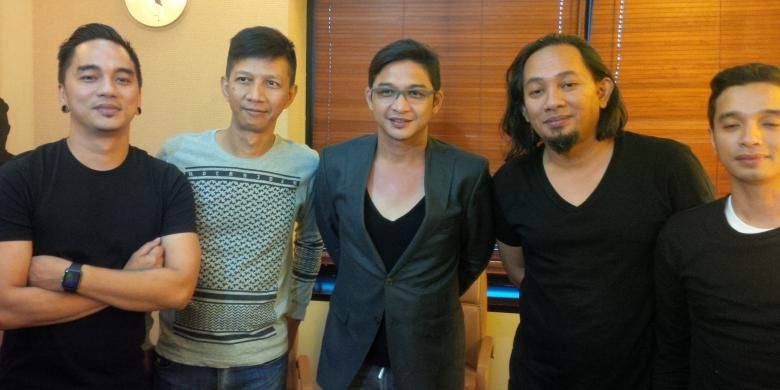 Band Ungu diabadikan dalam acara syukuran vokalis Pasha (tengah) terkait ia terpilih menjadi Wakil Wali Kota Palu, di kantor perusahaan rekaman Trinity Optima Production, Jalan Hayam Wuruk, Jakarta Pusat, Selasa (22/12/2015).