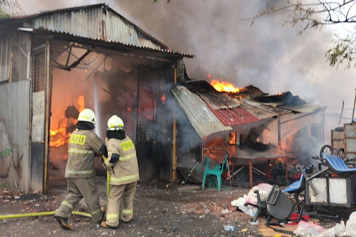 Kebakaran terjadi di lapak kawasan Duren Sawit, Jakarta Timur, Sabtu (2/12/2023). 