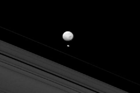 Dua Bulan Saturnus Berpapasan di Angkasa