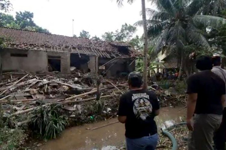 Penampakan rumah di Desa Padangjaya, Kecamatan Majenang, Kabupaten Cilacap, Jawa Tengah, yang hancur akibat ledakan petasan pada Sabtu (4/2/2023). Kejadian ini mengakibatkan satu orang tewas.