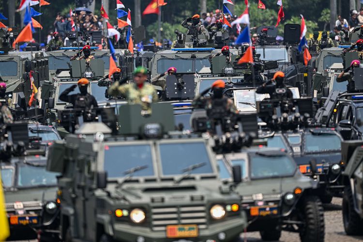 Prajurit TNI menaiki alutsista saat mengikuti defile pasukan saat peringatan Hari Ulang Tahun (HUT) ke-80 Tentara Nasional Indonesia (TNI) di Monas, Jakarta, Minggu (5/10/2025). Peringatan HUT ke-80 TNI mengusung tema TNI Prima, TNI Rakyat, Indonesia Maju.