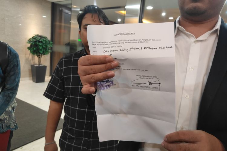 Koordinator Aliansi Rakyat Anti Hoaks (ARAH) Iqbal menunjukan surat laporan pengaduan masyarakat untuk politikus PDI-P Ribka Tjiptaning di Bareskrim Polri, Rabu (12/11/2025) malam.