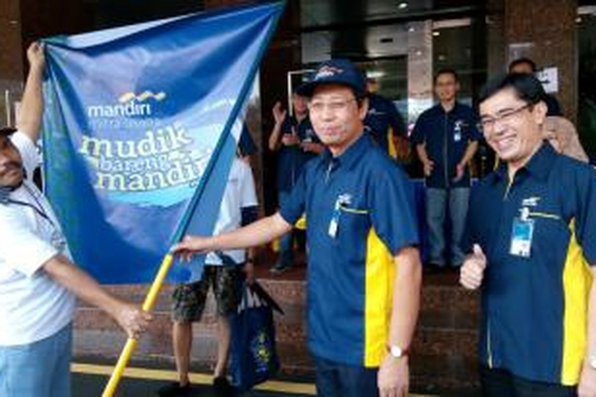 Direktur Ritel Bank Mandiri Tardi (tengah).