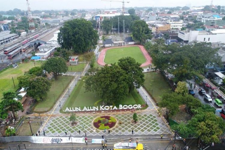 Wajah Alun-alun Kota Bogor setelah diresmikan pada Jumat (17/12/2021). Alun-alun Kota Bogor juga menjadi salah satu tempat nongkrong dekat Stasiun Bogor. 
