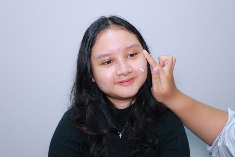 Memakai produk skincare yang bisa menahan minyak.