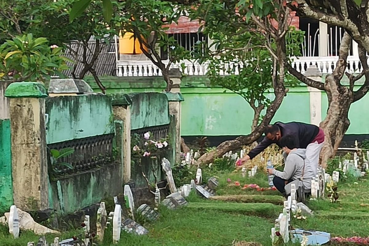Tradisi ziarah kubur jelang ramadhan di Denpasar, Bali.
